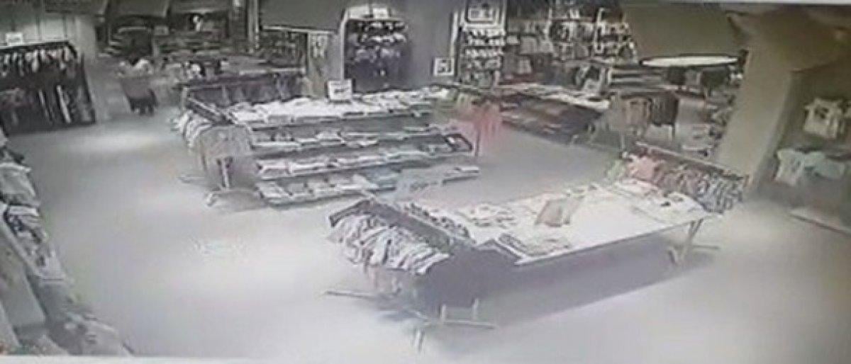 Bursa'da AVM'de bulunan mağazanın tavanı çöktü