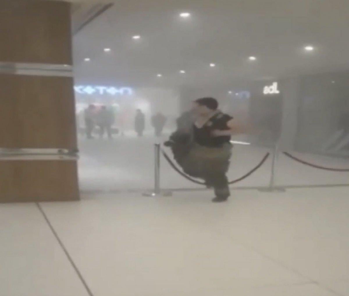 Bursa'da AVM'de bulunan mağazanın tavanı çöktü