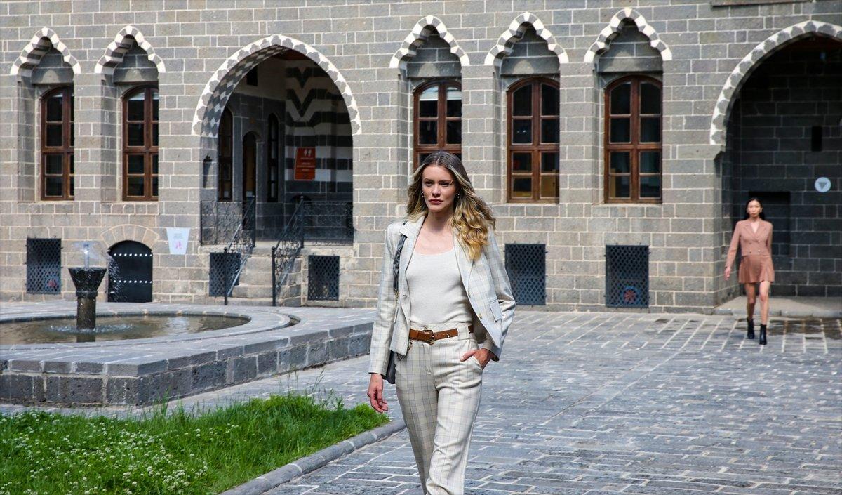 Diyarbakır'ın tarihi mekanlarında defile düzenlendi