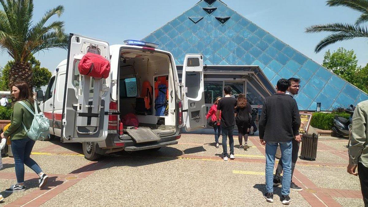 Bursa'da AVM'de bulunan mağazanın tavanı çöktü