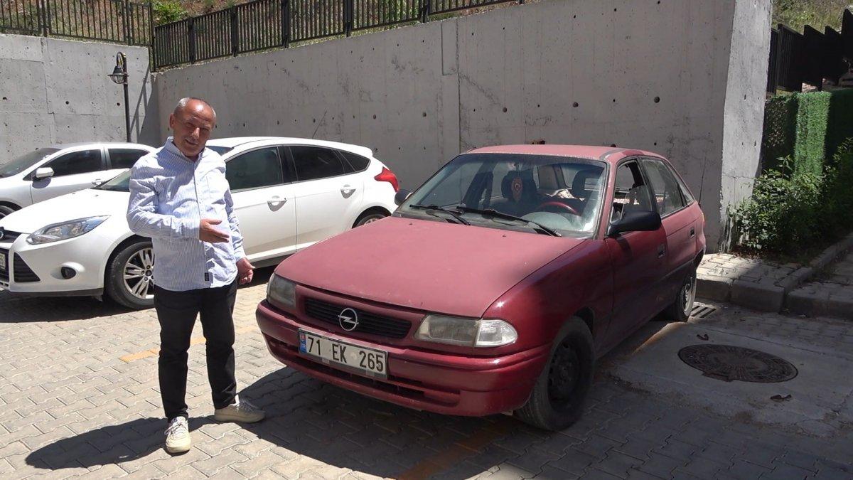 Kırıkkale'de sokak köpekleri otomobile zarar verdi