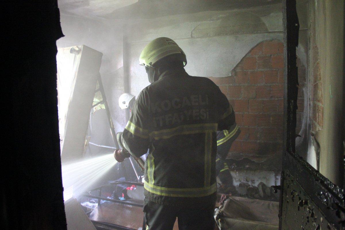 Kocaeli'de 3 yaşındaki çocuk evi yaktı