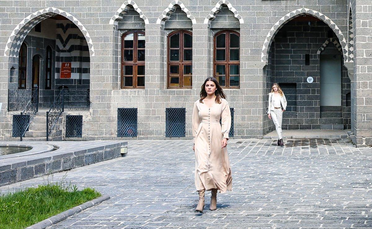 Diyarbakır'ın tarihi mekanlarında defile düzenlendi