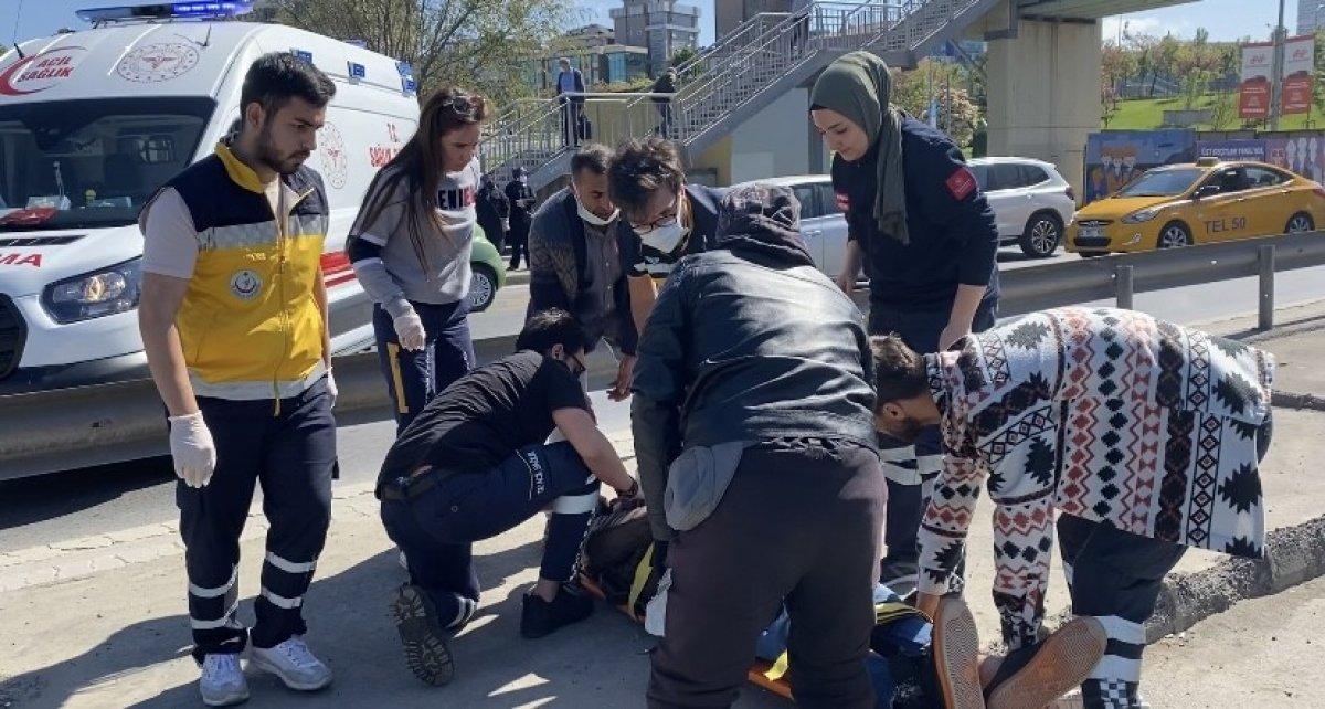 Kadıköy’de, E-5’te indirilen yolcuya motosiklet çarptı