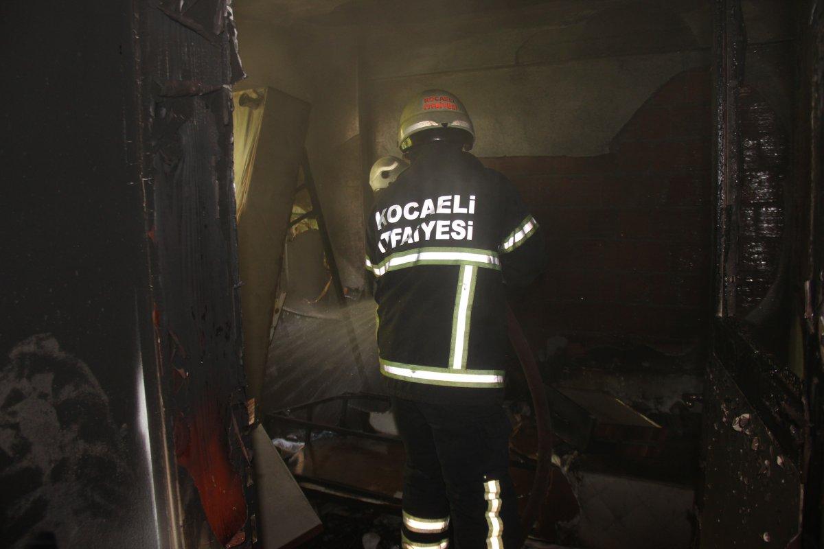 Kocaeli'de 3 yaşındaki çocuk evi yaktı