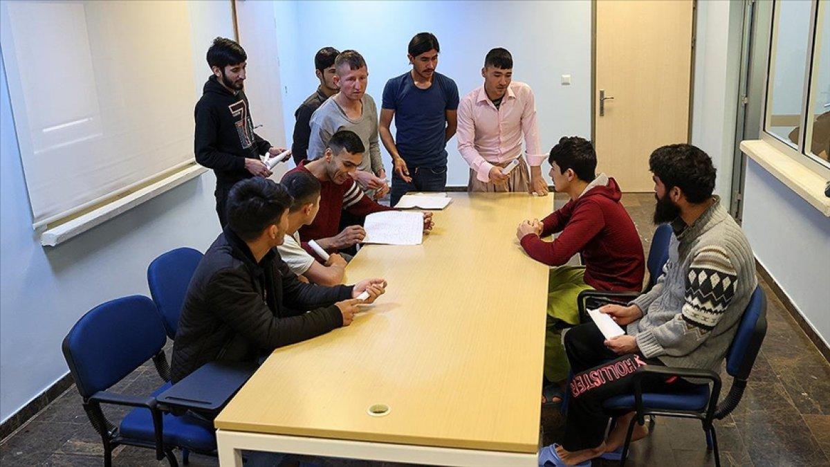 Yakalanan kaçak göçmenler: İran askerleri sınırdan nasıl geçeceğimizi gösterdi