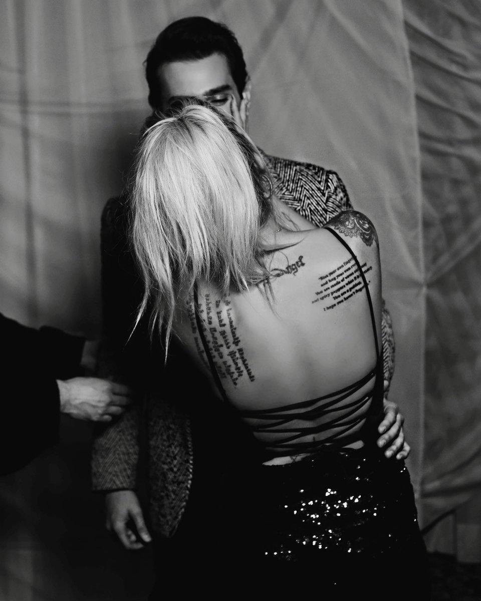 İrem Derici'den Cem Belevi'ye konserden gönderme