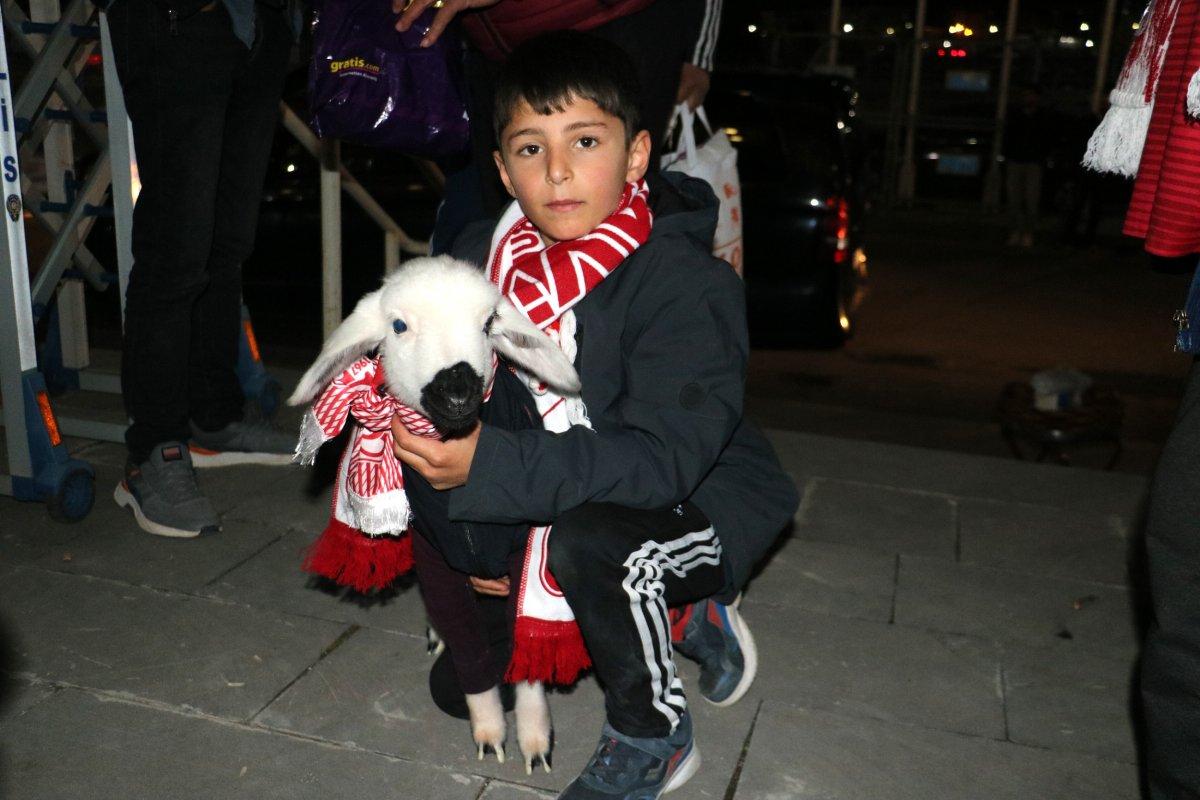 Kuzusu maça alınmayan taraftar stadı terk etti
