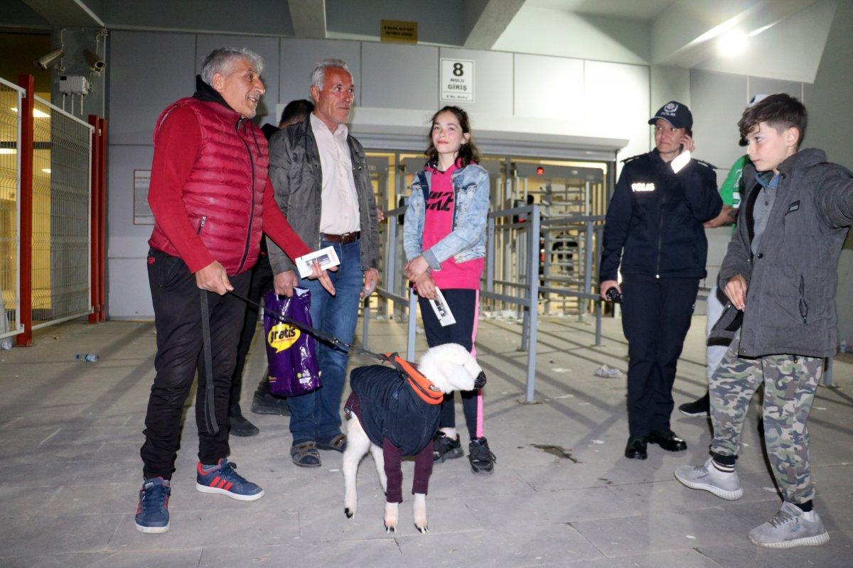 Kuzusu maça alınmayan taraftar stadı terk etti