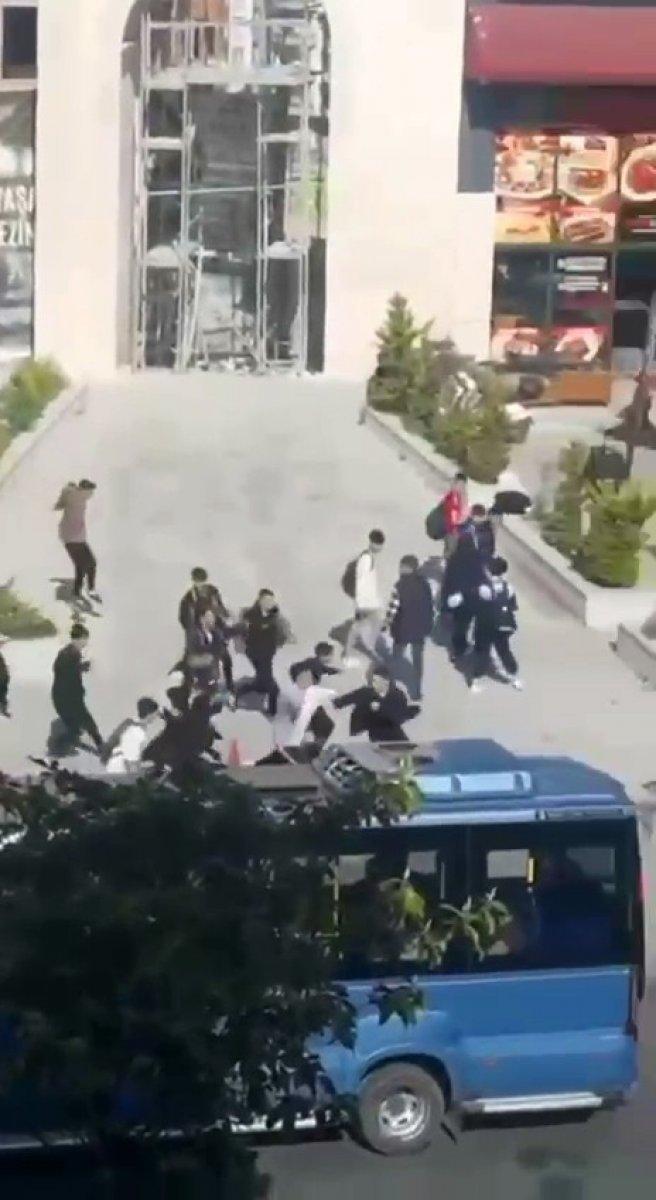 Esenyurt’ta liselilerin ‘dedikodu’ kavgası