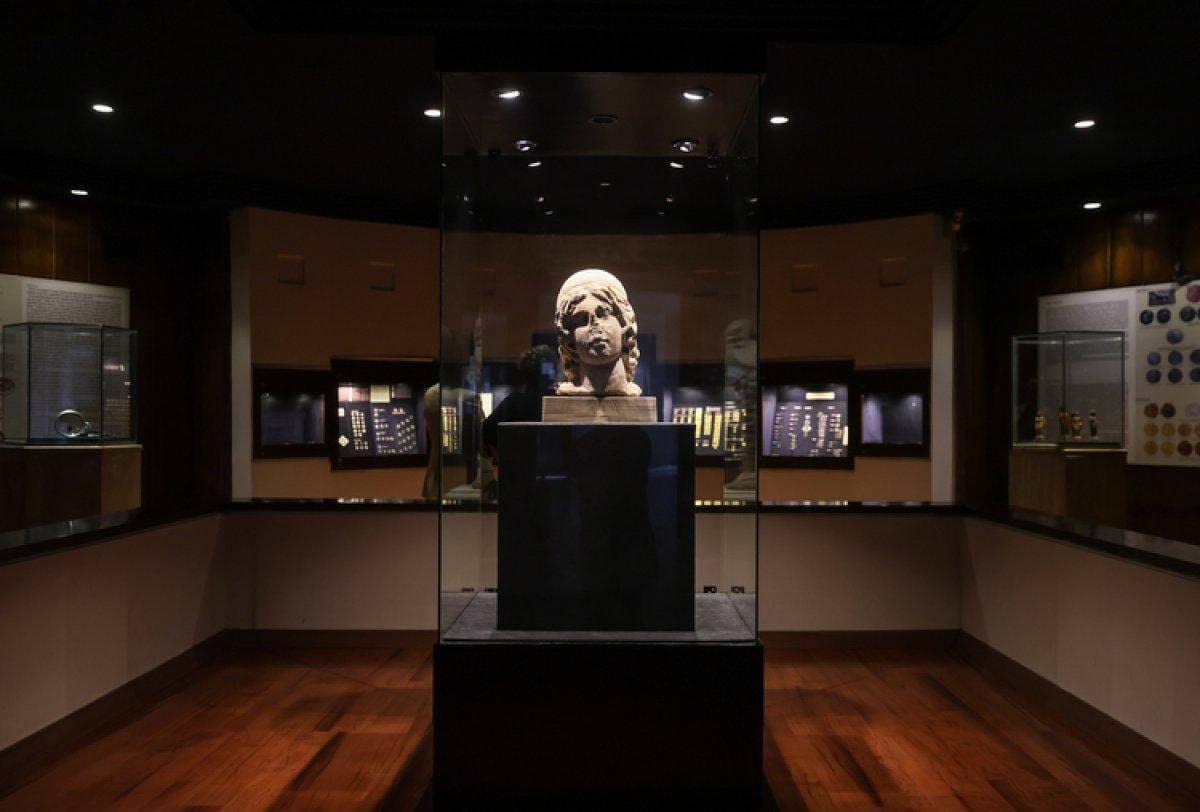 İzmir'deki kehanet merkezinde bulunan Apollon heykelleri ziyaretçiye açıldı