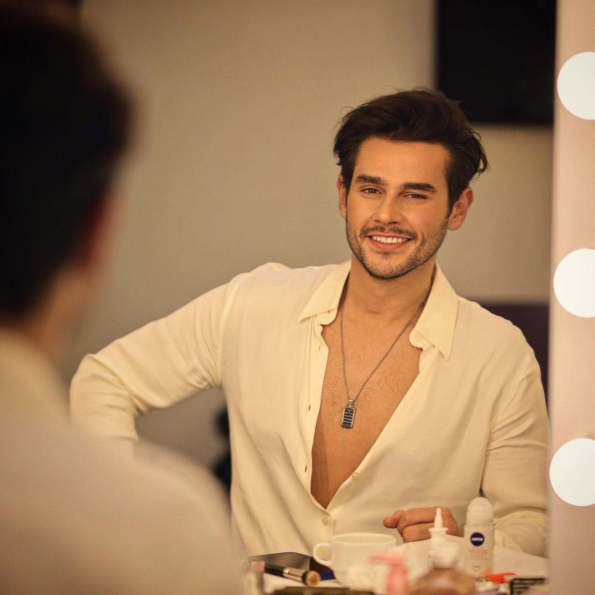 İrem Derici'den Cem Belevi'ye konserden gönderme