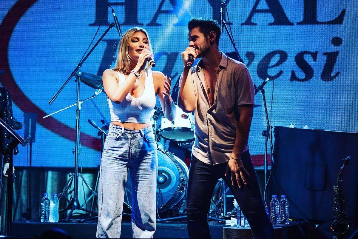 İrem Derici'den Cem Belevi'ye konserden gönderme