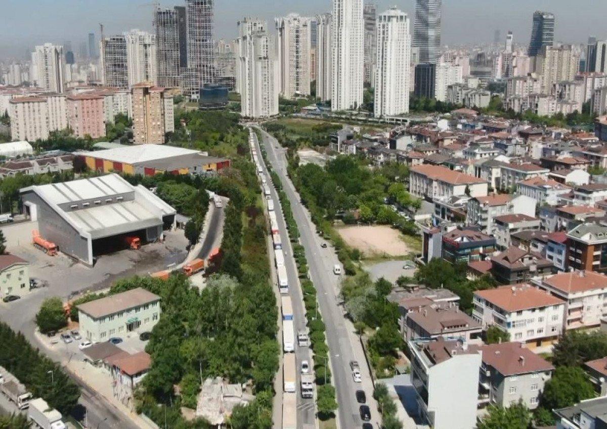 Erenköy'de tır kuyruğu: Şehir dışına taşıyın