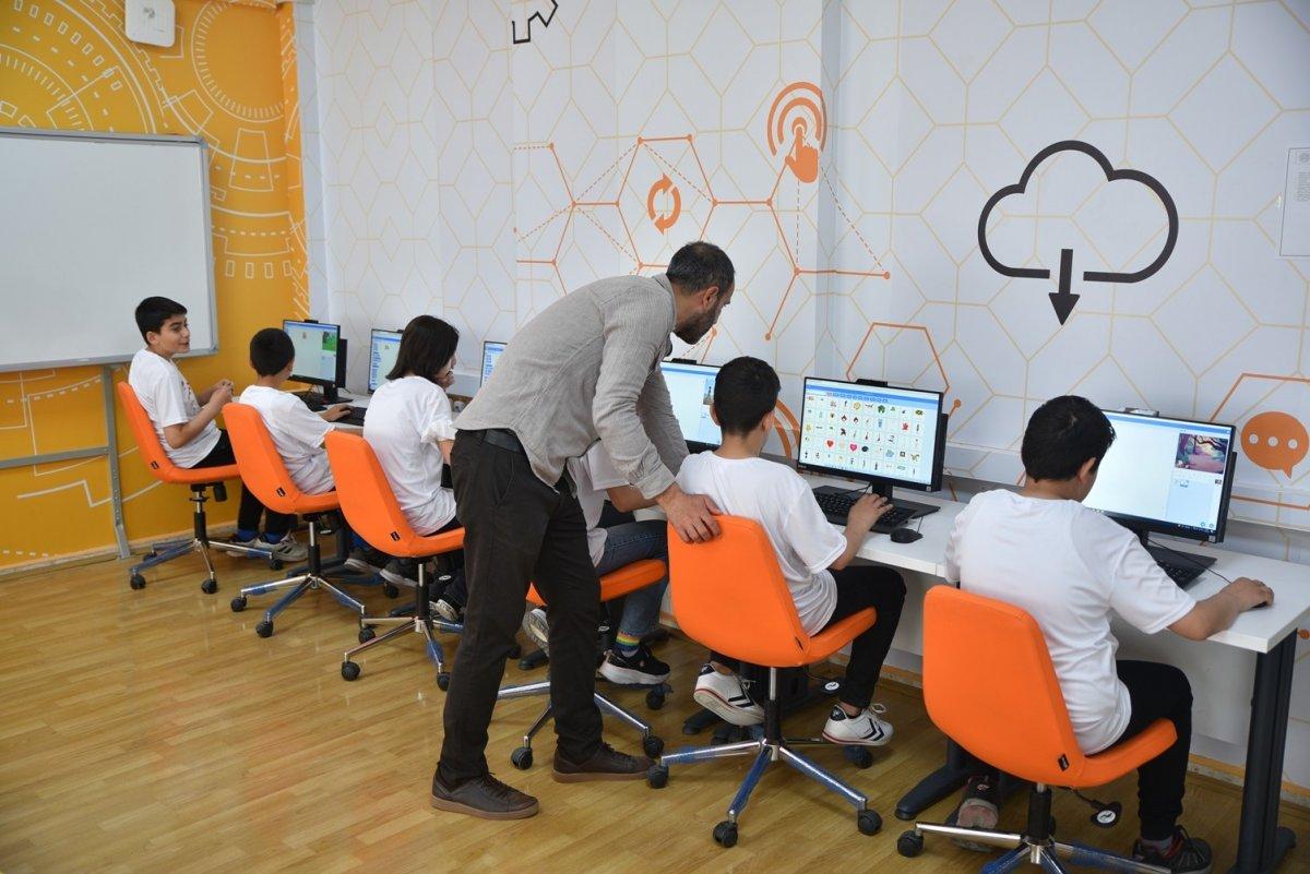 Bursa Büyükşehir Belediyesi'nden eğitime teknoloji desteği