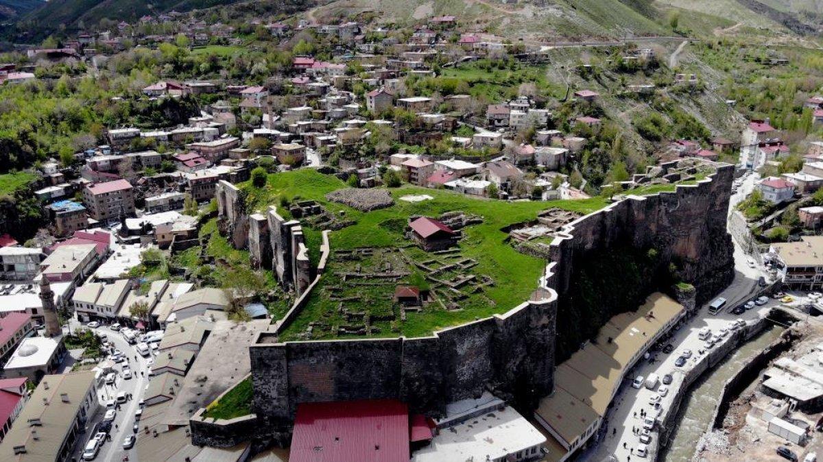 Bitlis'te tarihi yapılar gün yüzüne çıkarılıyor