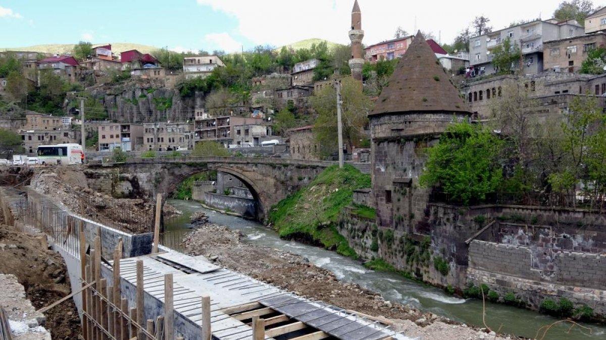 Bitlis'te tarihi yapılar gün yüzüne çıkarılıyor