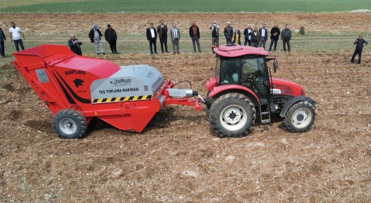 Erzincan'da taş toplama makinesi çiftçilerin kullanımına sunuldu