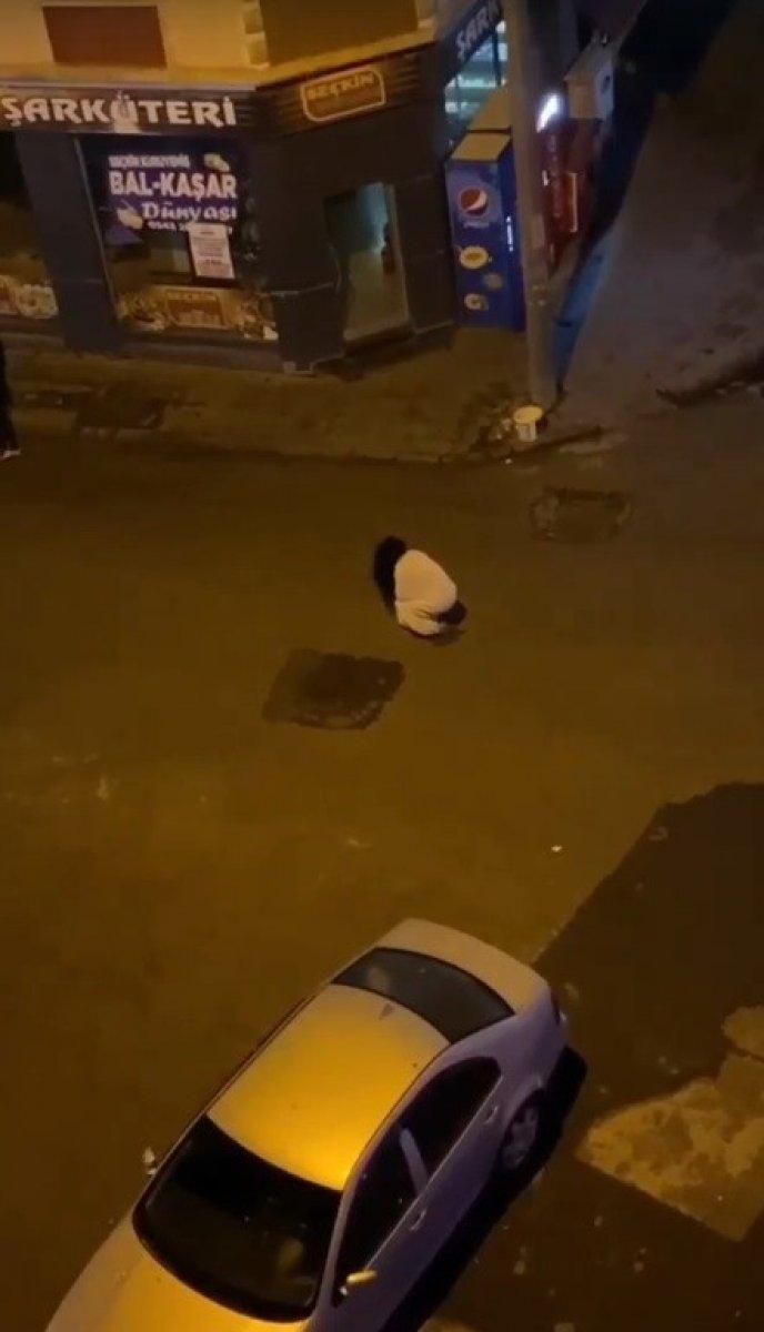 Kars'ta şaşırtan anlar: beyaz çarşaf ve takma saçla sokağa çıktı