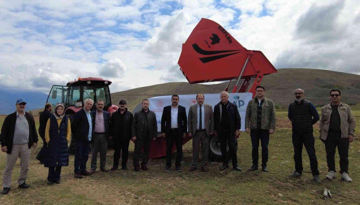 Erzincan'da taş toplama makinesi çiftçilerin kullanımına sunuldu