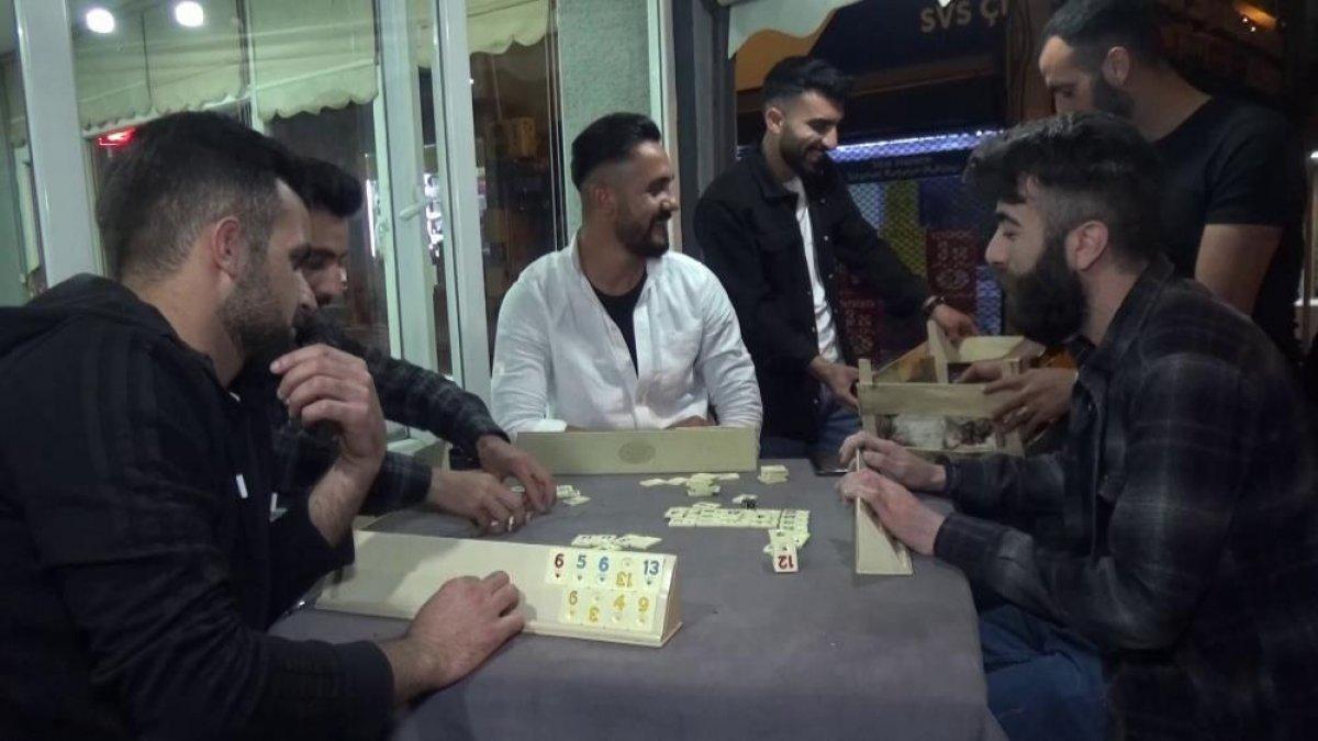 Bursa'da bir kedi okey masasında doğum yaptı