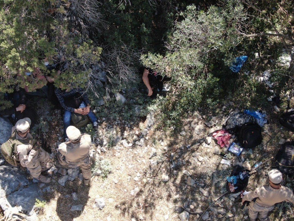 İzmir’de İHA ile tespit edilen 118 göçmen yakalandı