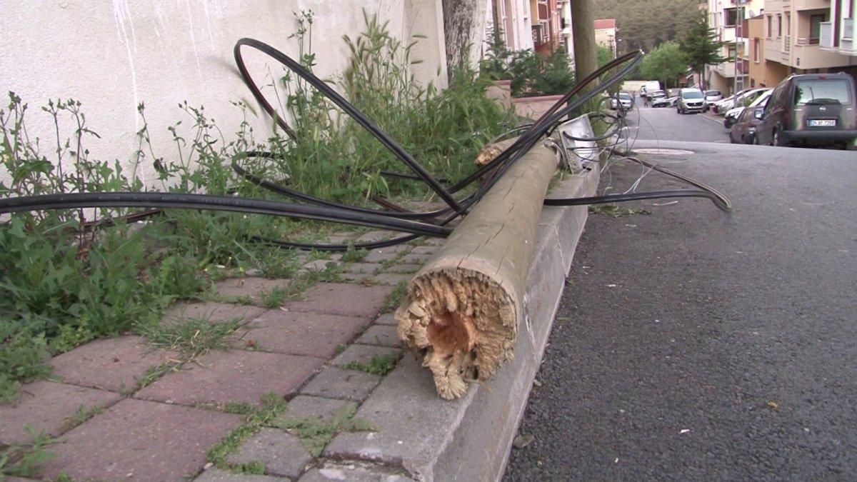 Sancaktepe'de tır elektrik direğini devirdi