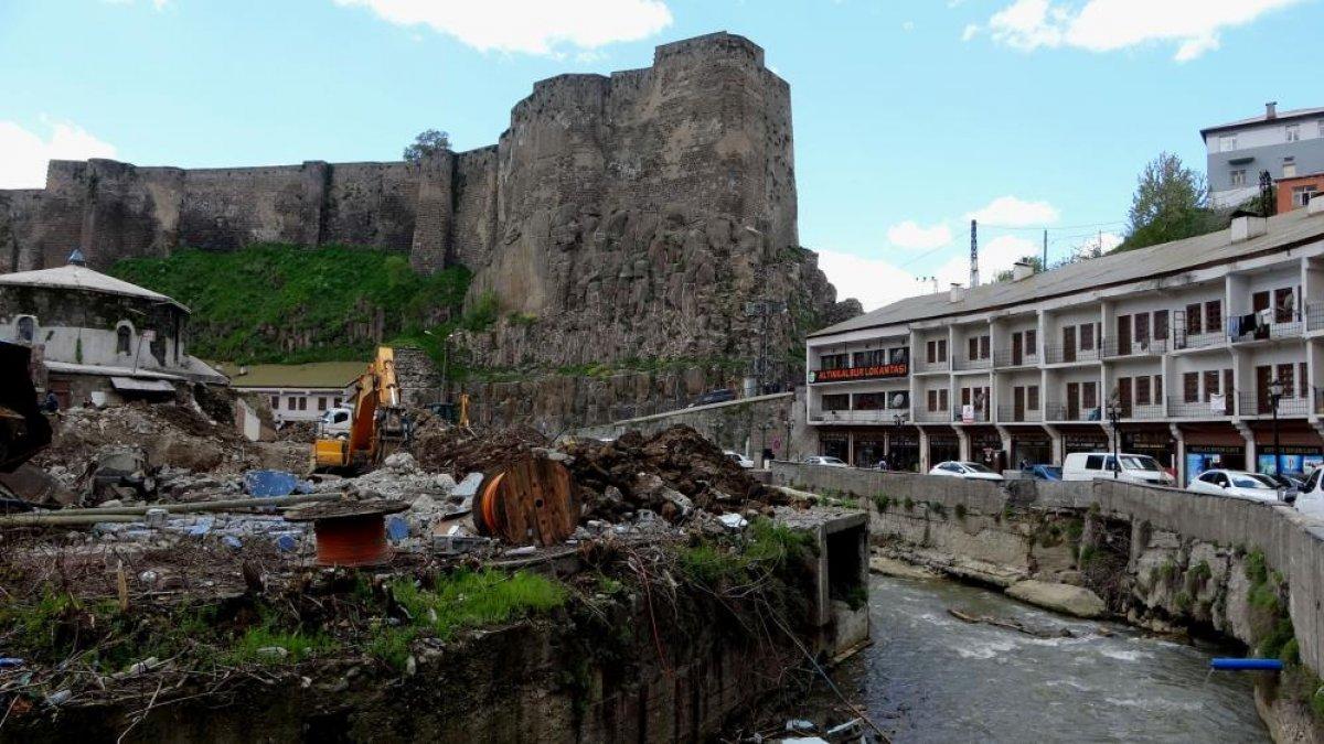 Bitlis'te tarihi yapılar gün yüzüne çıkarılıyor