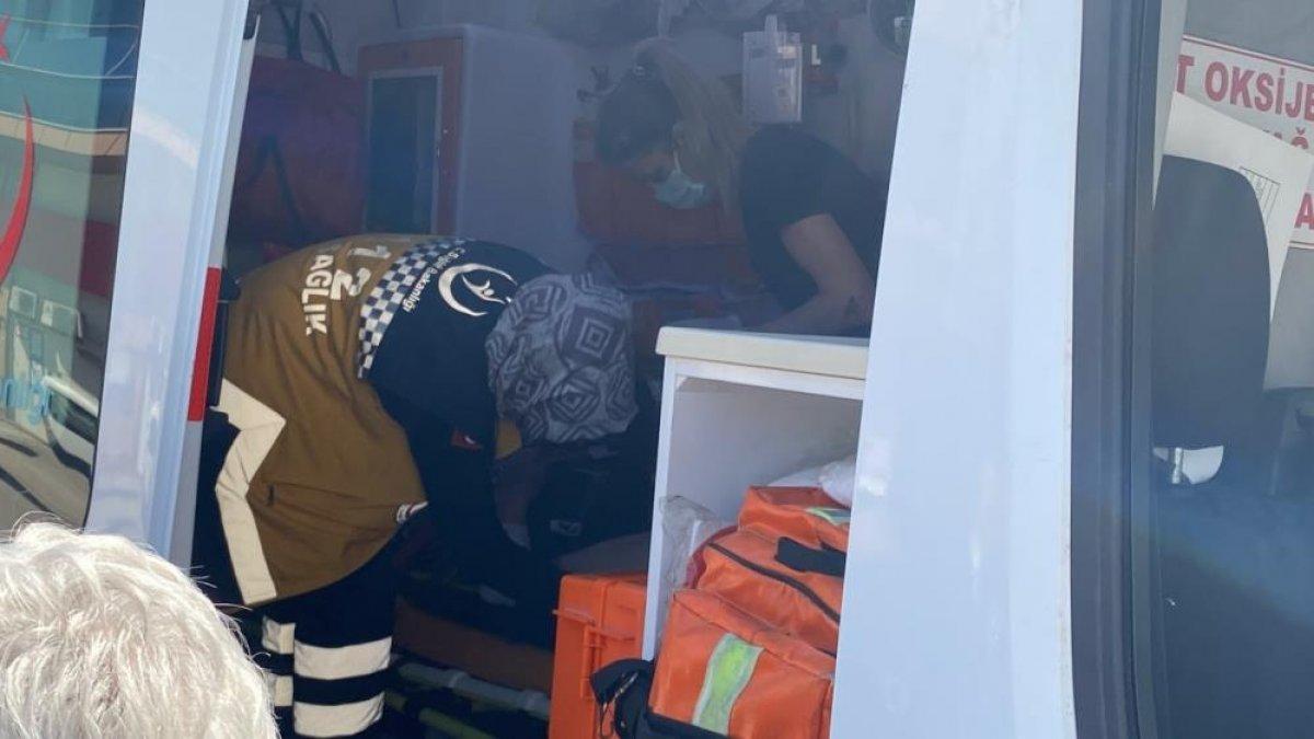 Karabük'te yaşlı kadın, kamyonetin altında kaldı