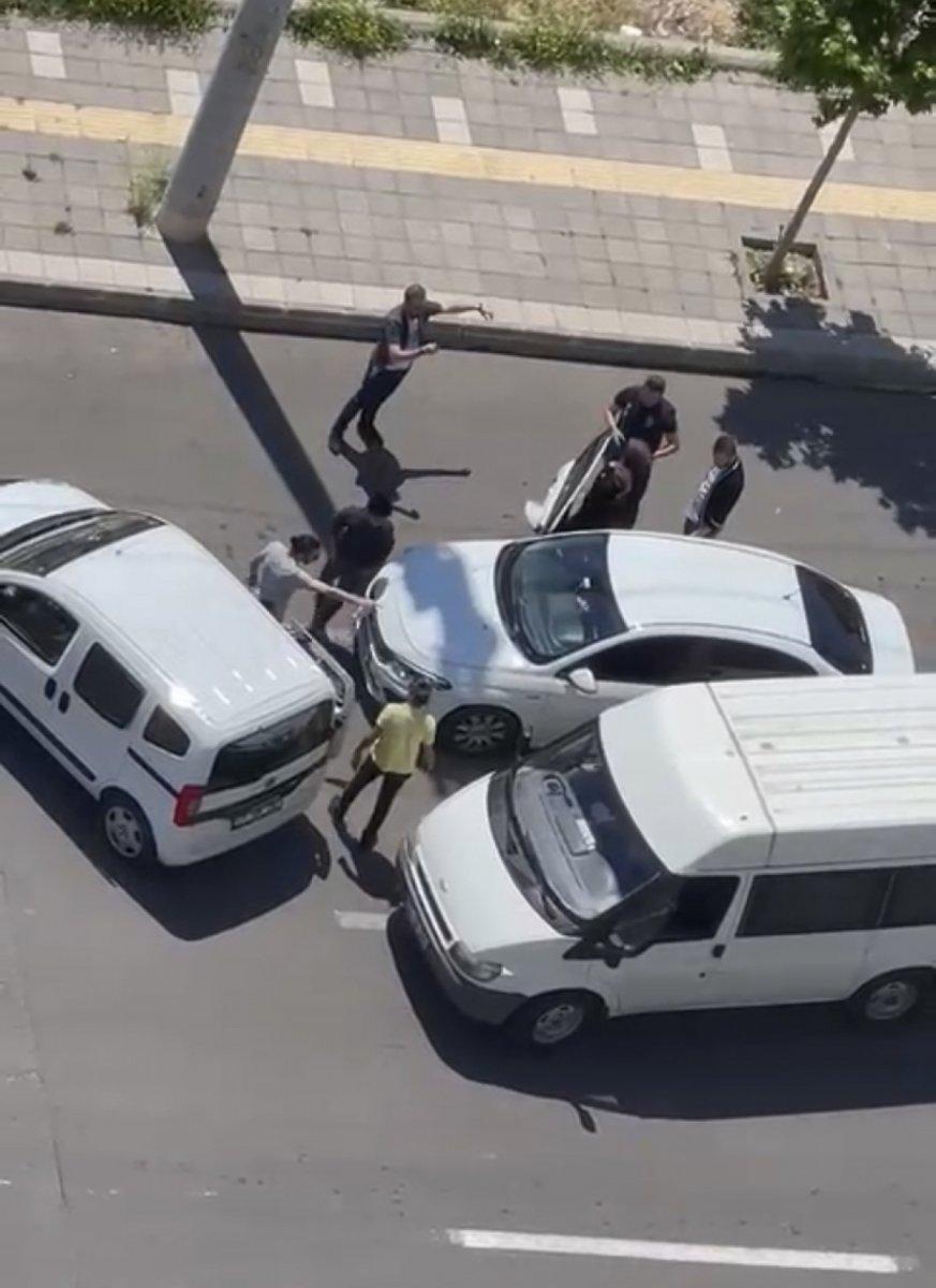 Diyarbakır’da 16 göçmen tek otomobilden çıktı