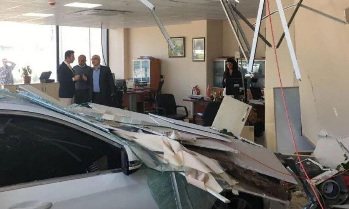 Kocaeli'de fren yerine gaza bastı, vergi dairesine girdi