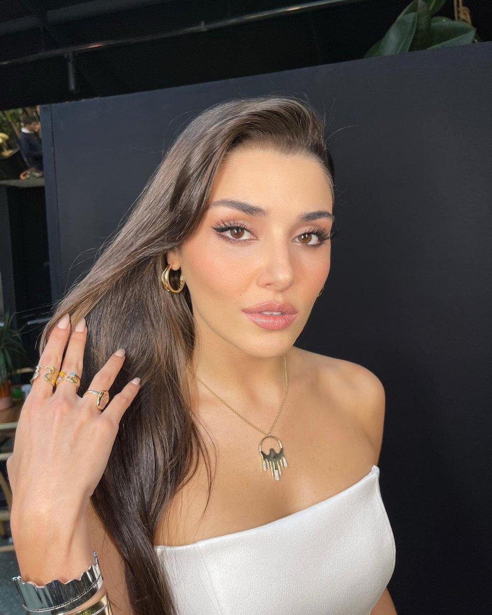 Hande Erçel, beyaz mini elbisesiyle poz verdi