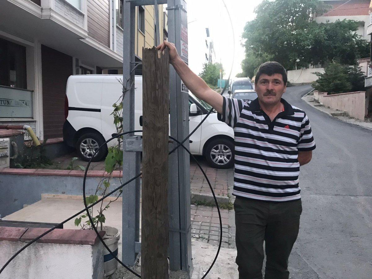 Sancaktepe'de tır elektrik direğini devirdi