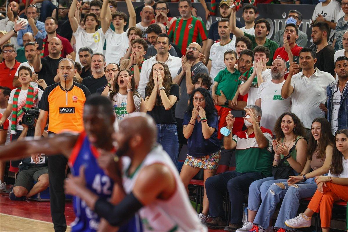 Pınar Karşıyaka, Anadolu Efes'e karşı seriyi 1-1'e getirdi