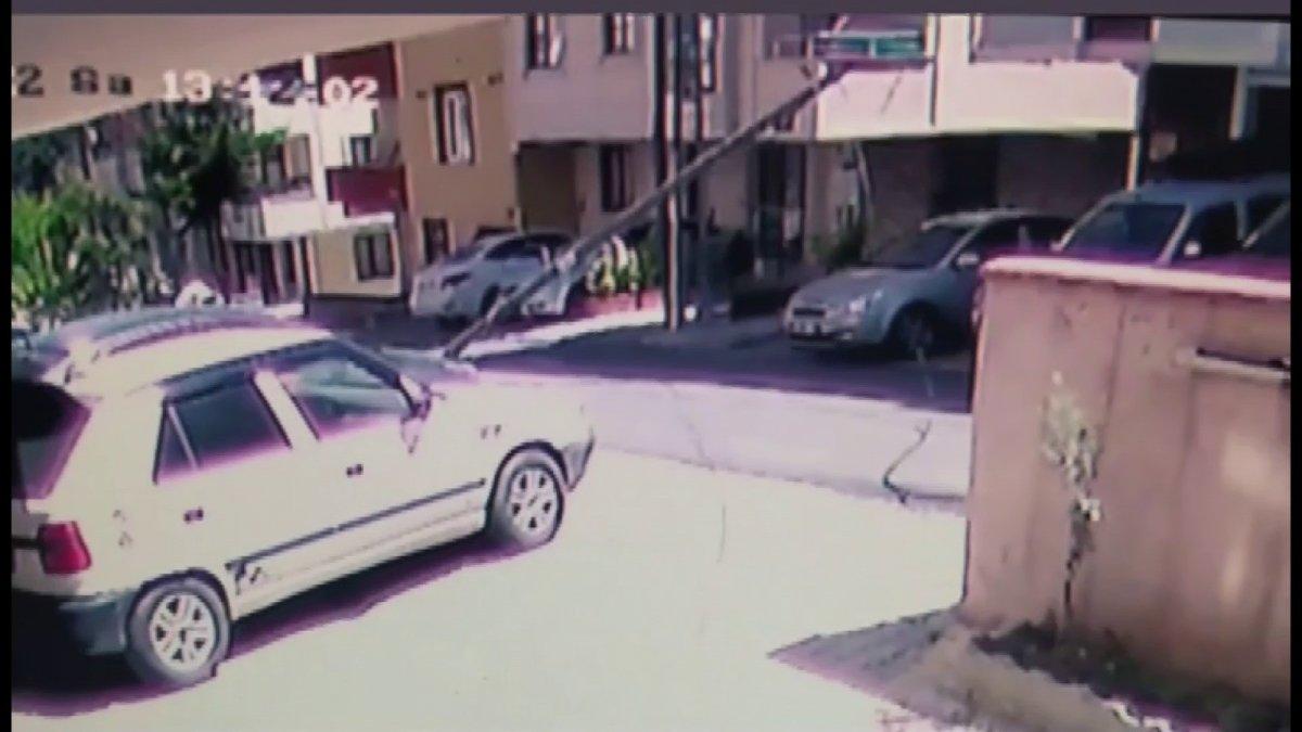 Sancaktepe'de tır elektrik direğini devirdi