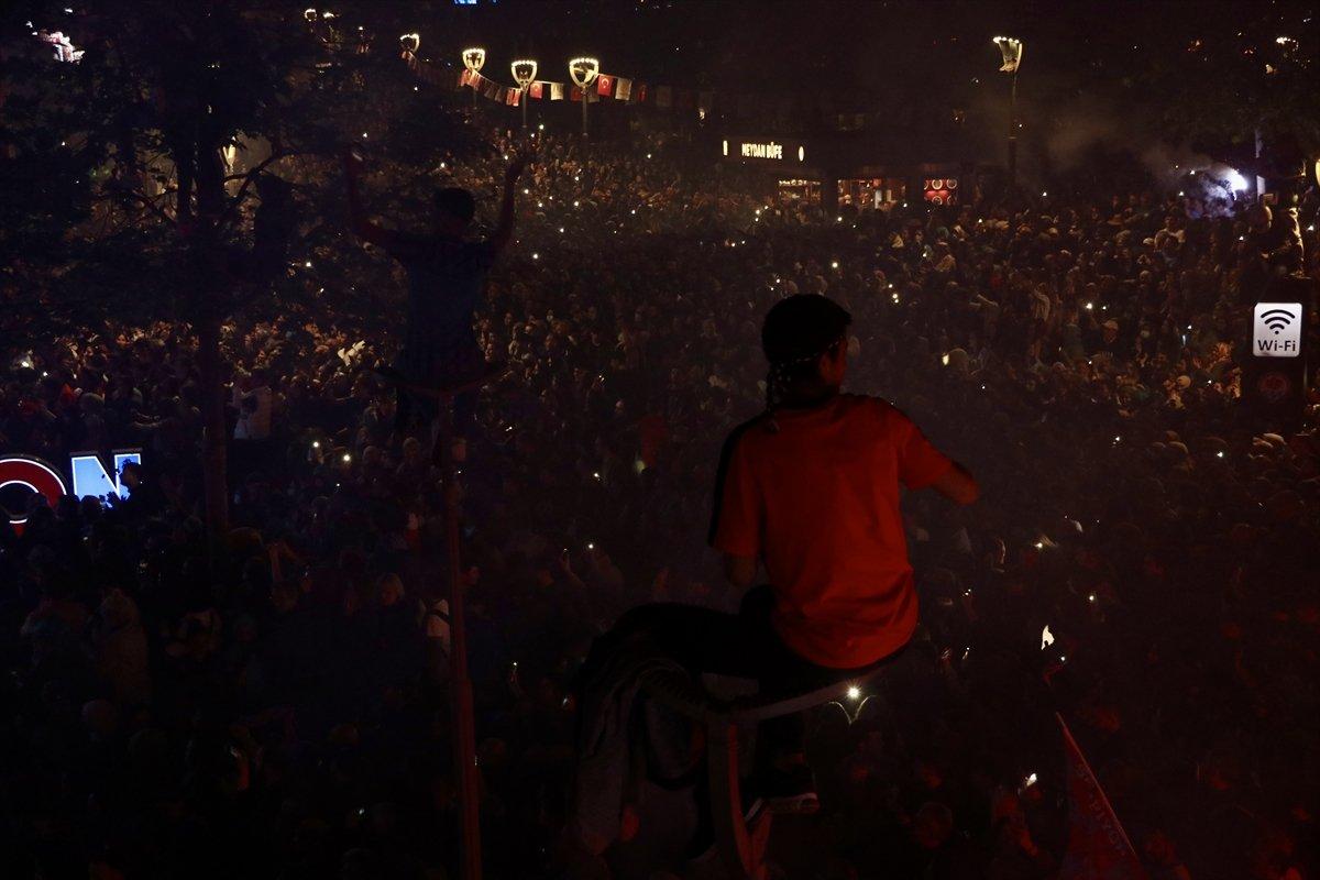 Trabzonspor şampiyonluk kupasını kaldırdı