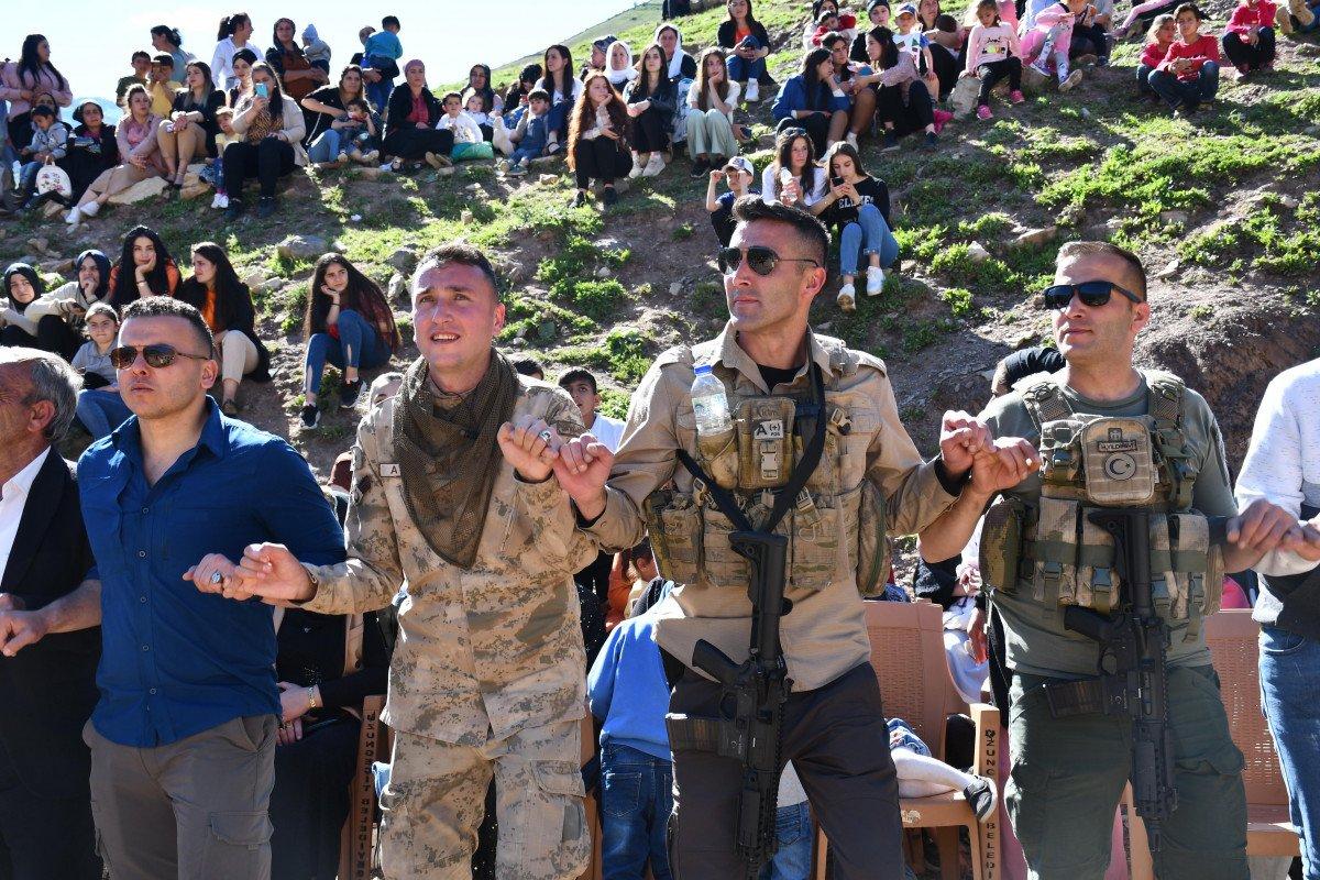 Şırnak'ta uçurtma şenliği: Askerler ile halk halay çekti