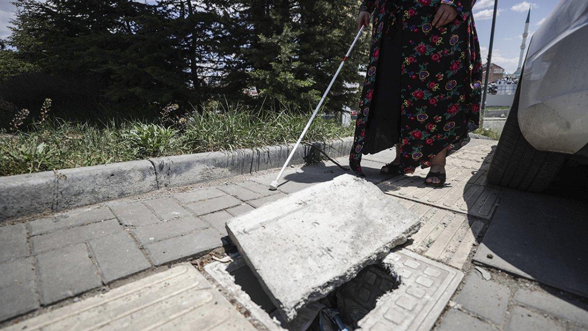 Kaldırımlara bırakılan araçlar, engellilerin hayatını zorlaştırıyor