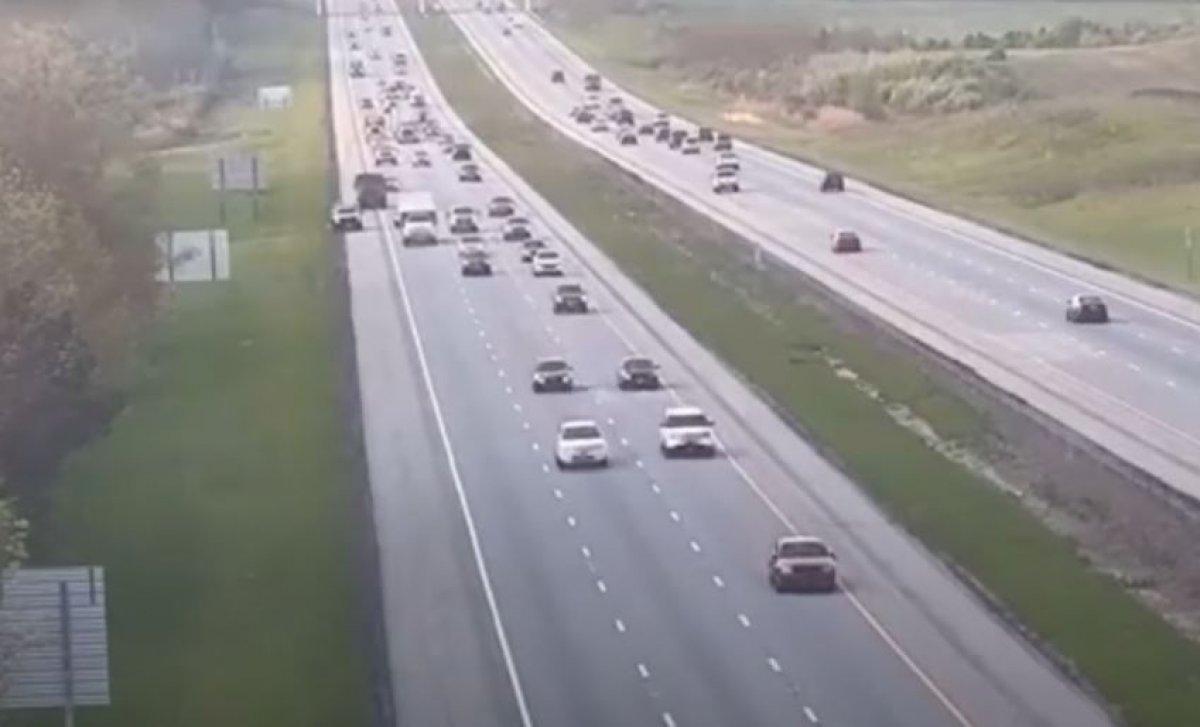 ABD'de park halindeki araca çarpan kamyon, patlamaya neden oldu