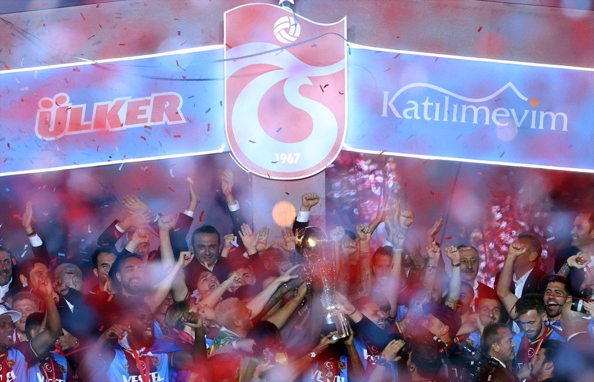 Trabzonspor şampiyonluk kupasını kaldırdı