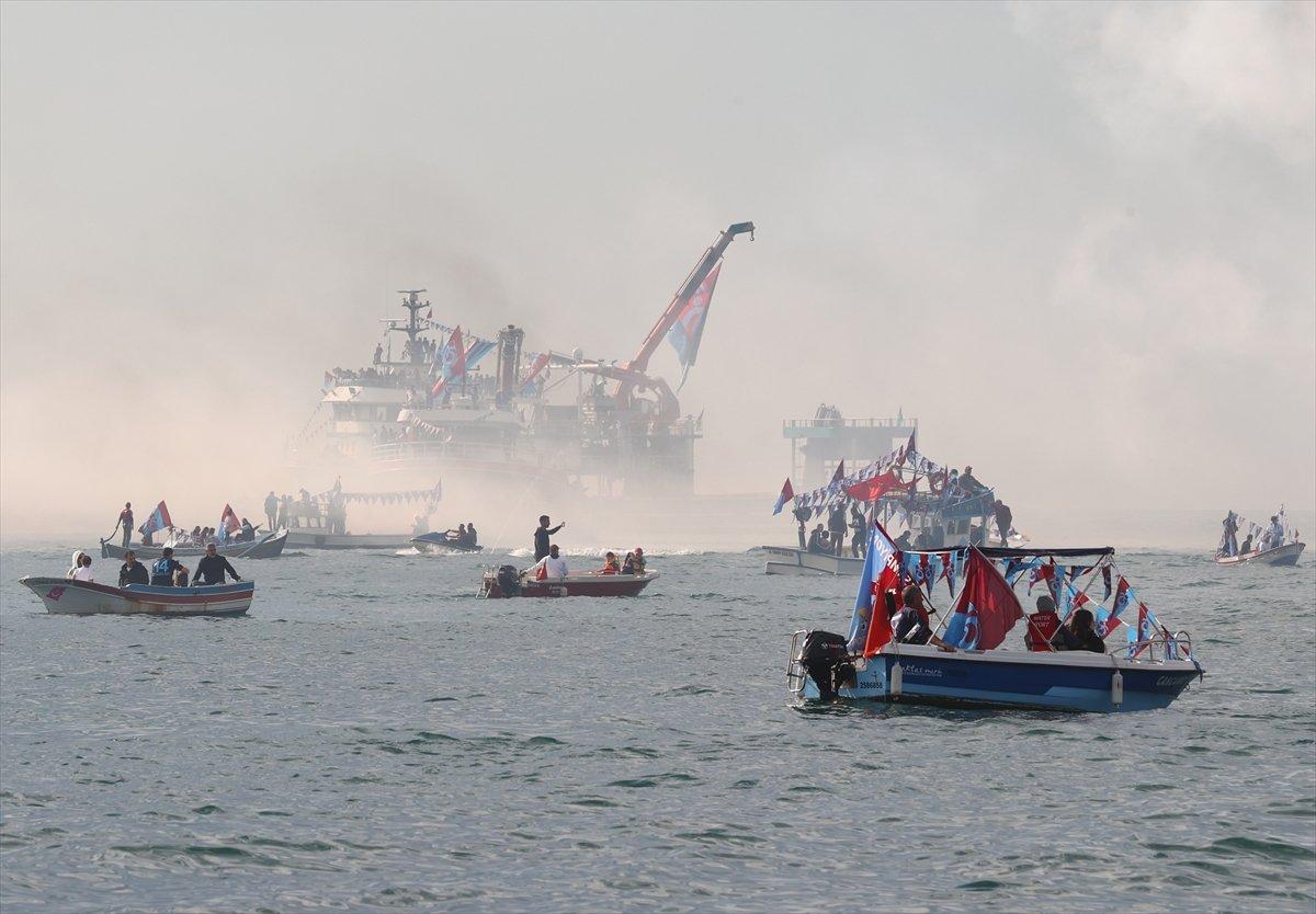 Trabzonspor taraftarı kutlamalara denizden başladı