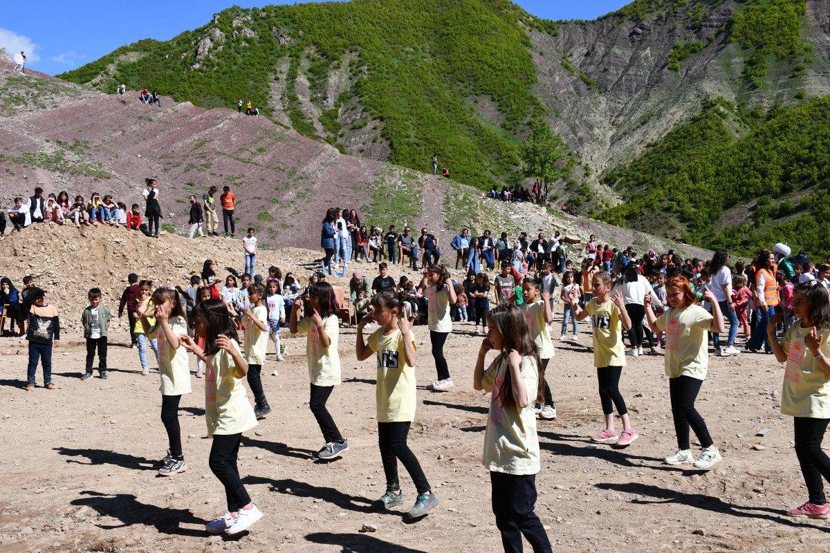 Şırnak'ta uçurtma şenliği: Askerler ile halk halay çekti