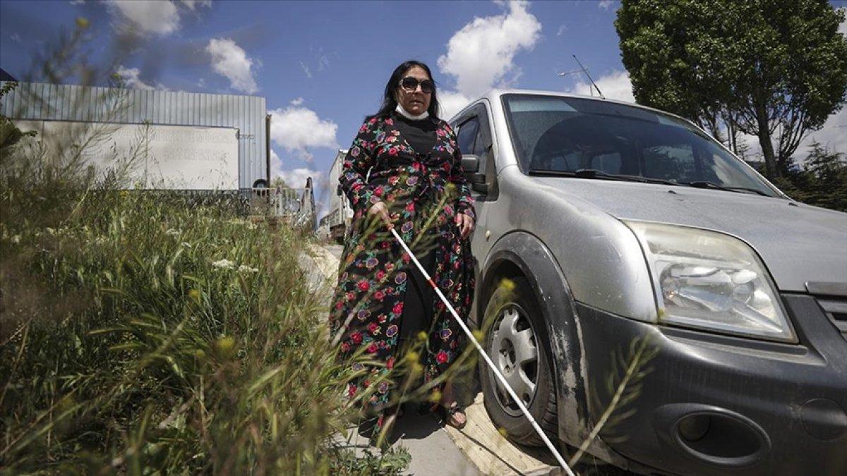 Kaldırımlara bırakılan araçlar, engellilerin hayatını zorlaştırıyor