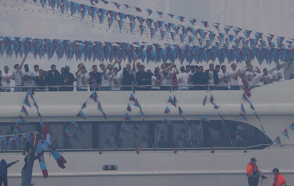 Trabzonspor taraftarı kutlamalara denizden başladı