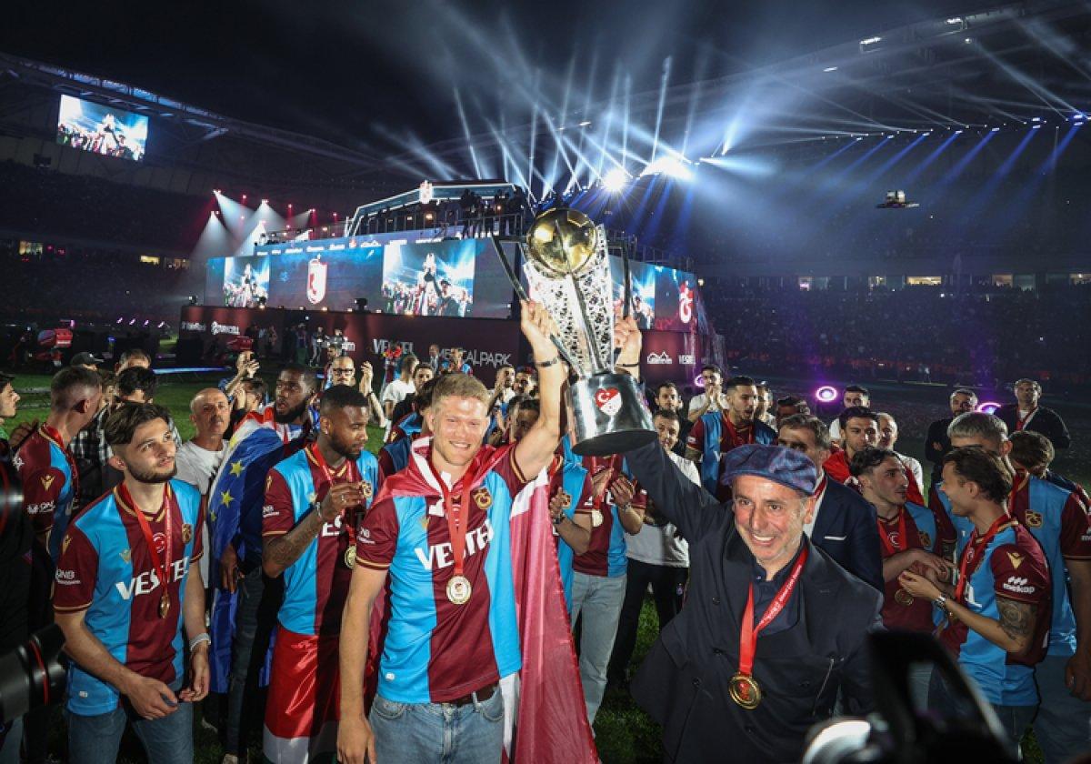 Trabzonspor şampiyonluk kupasını kaldırdı