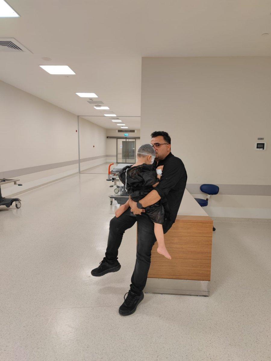 Adana'da güzellik yarışmasına katılan köpek, küçük çocuğun yüzünü parçaladı