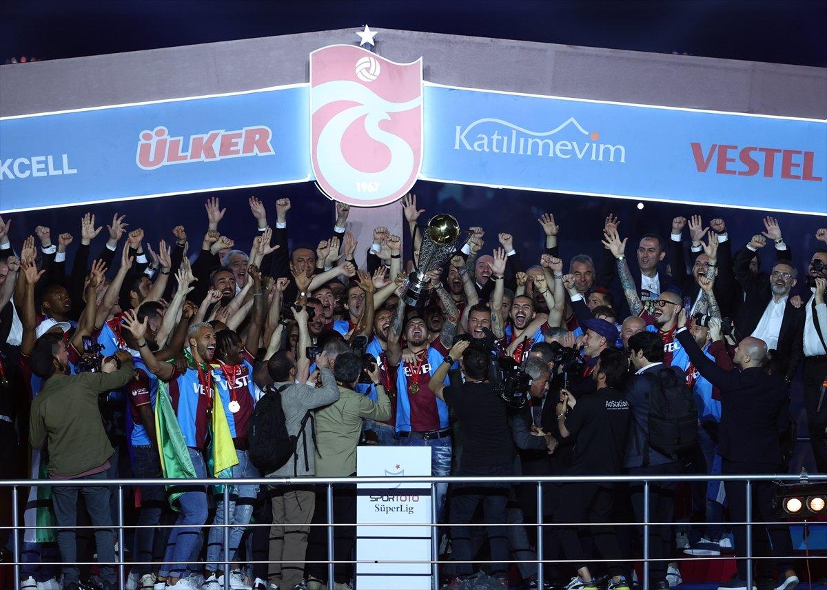Trabzonspor şampiyonluk kupasını kaldırdı