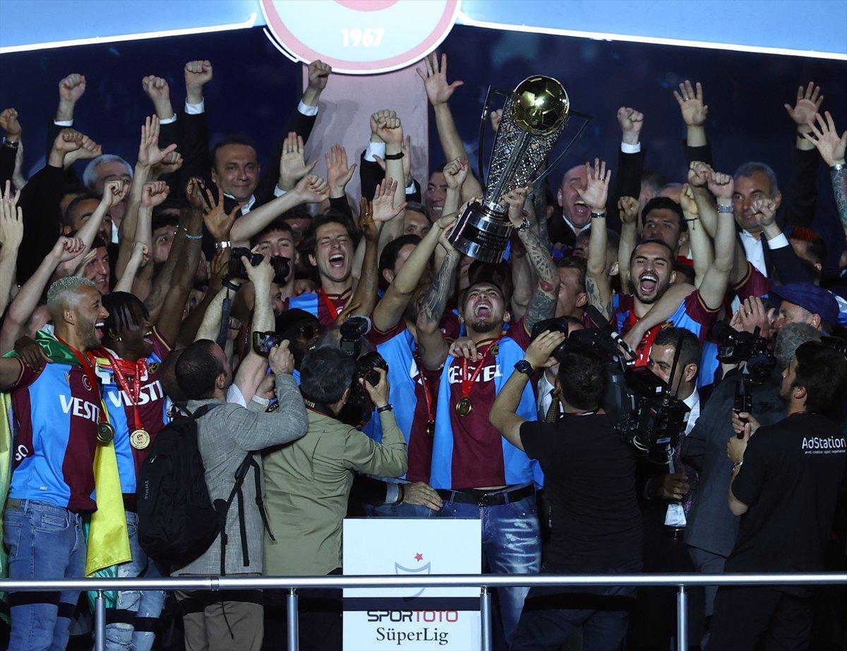 Trabzonspor şampiyonluk kupasını kaldırdı