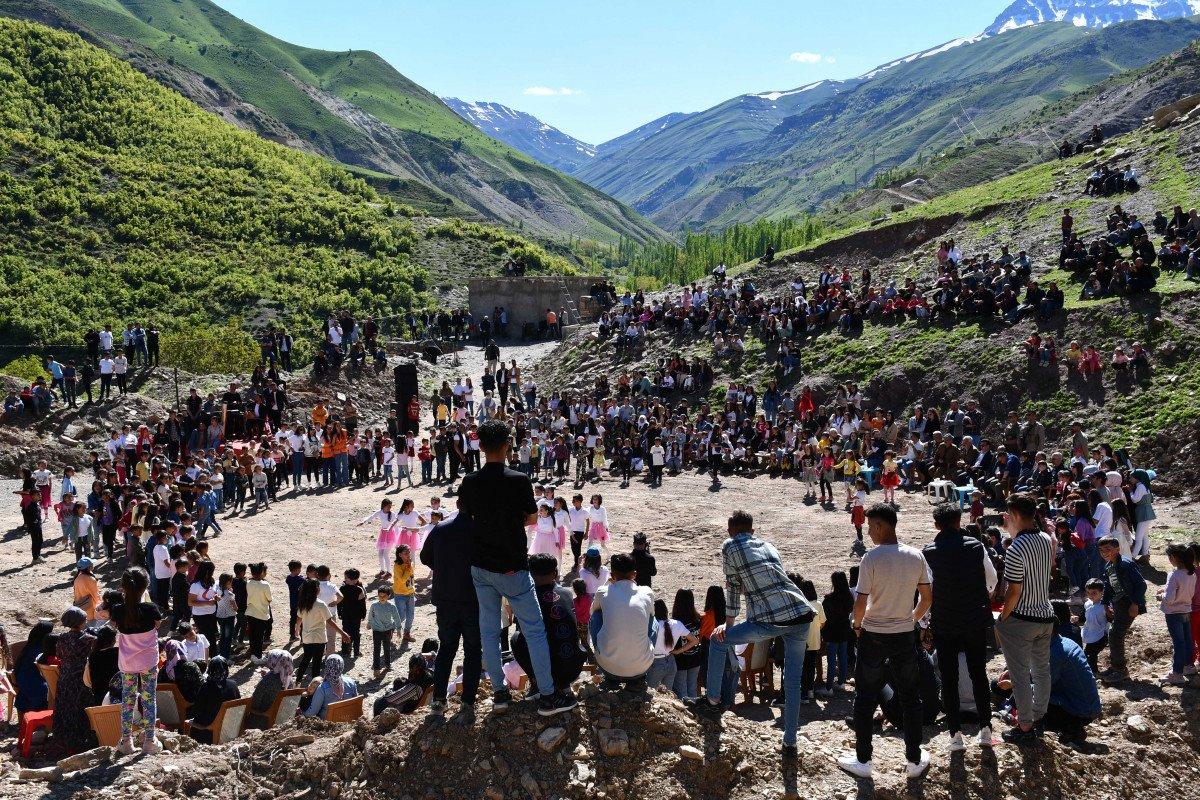 Şırnak'ta uçurtma şenliği: Askerler ile halk halay çekti