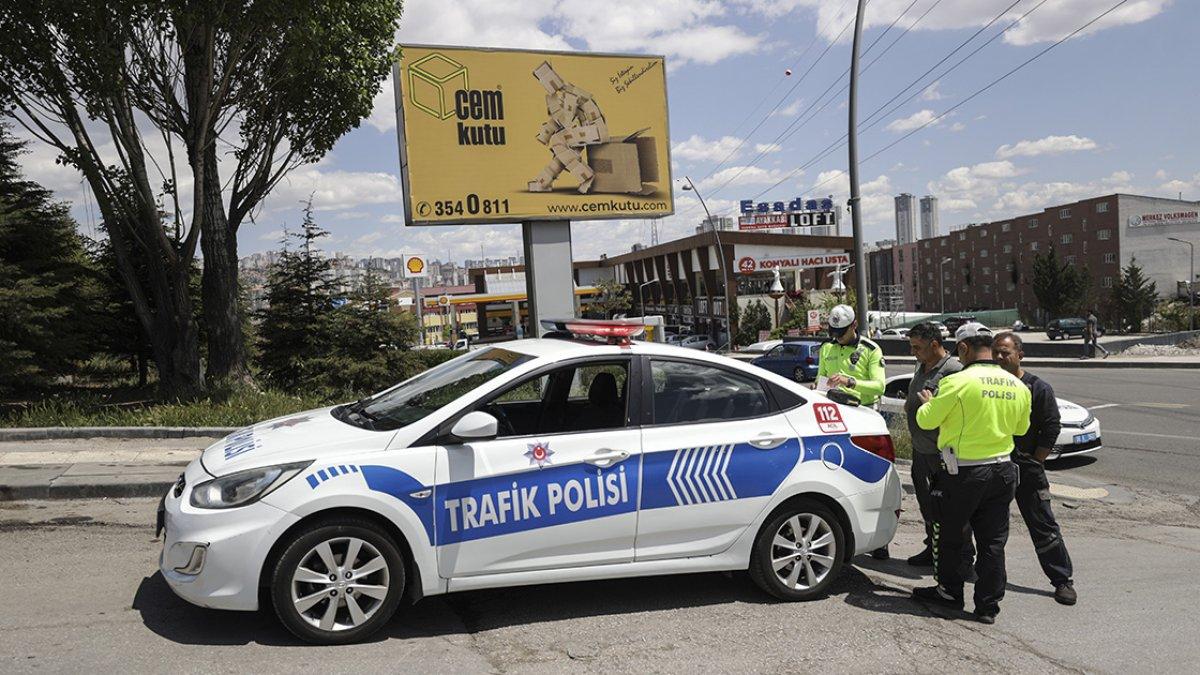 Kaldırımlara bırakılan araçlar, engellilerin hayatını zorlaştırıyor